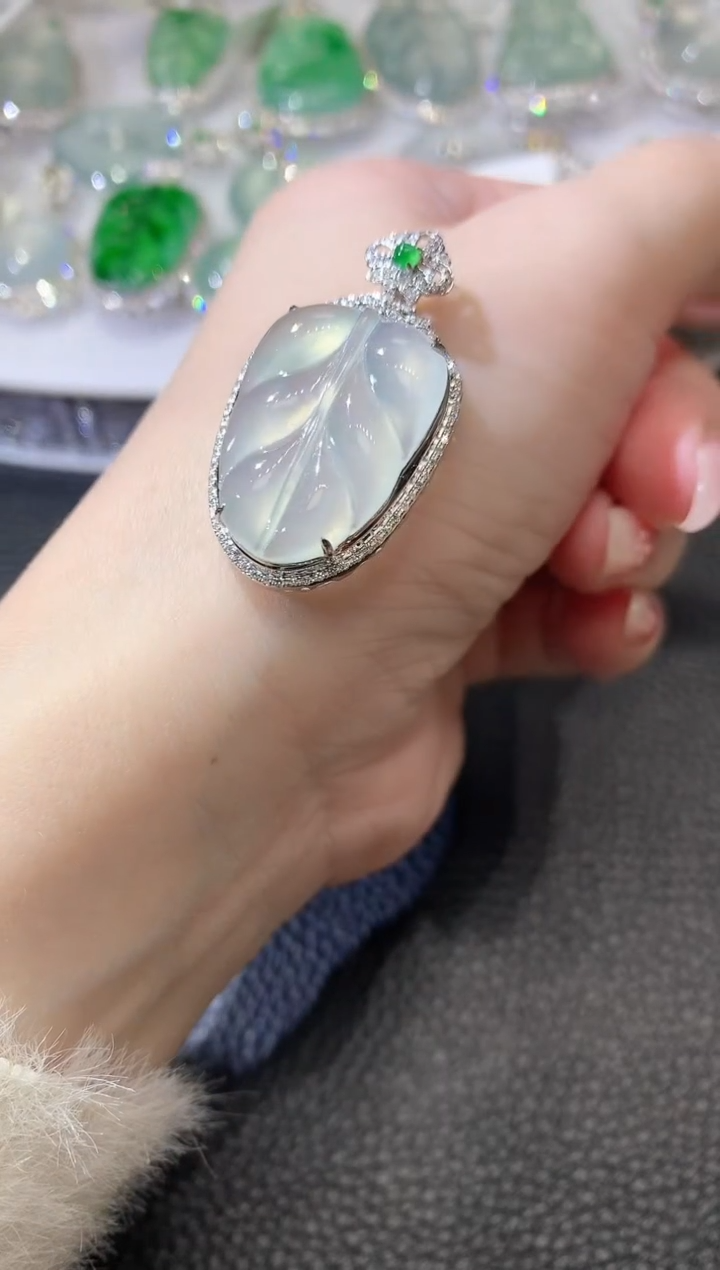 【闪购商品】翡翠吊坠(不含链)18K金镶嵌C17