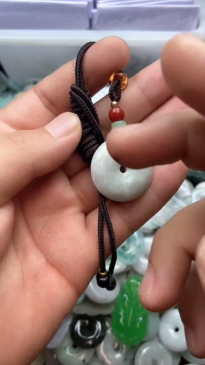 翡翠未镶嵌颈饰有纹有裂介意勿拍带绳扣