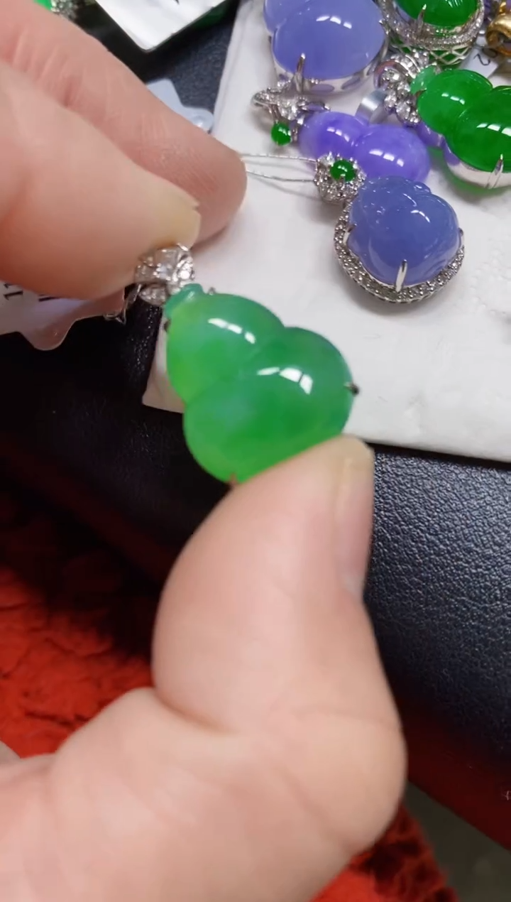 颈饰18K金镶嵌翡翠葫芦