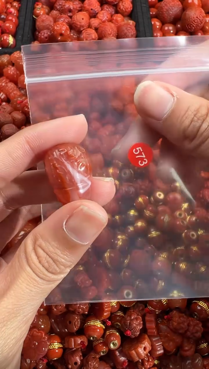 南红玛瑙未镶嵌颈饰1