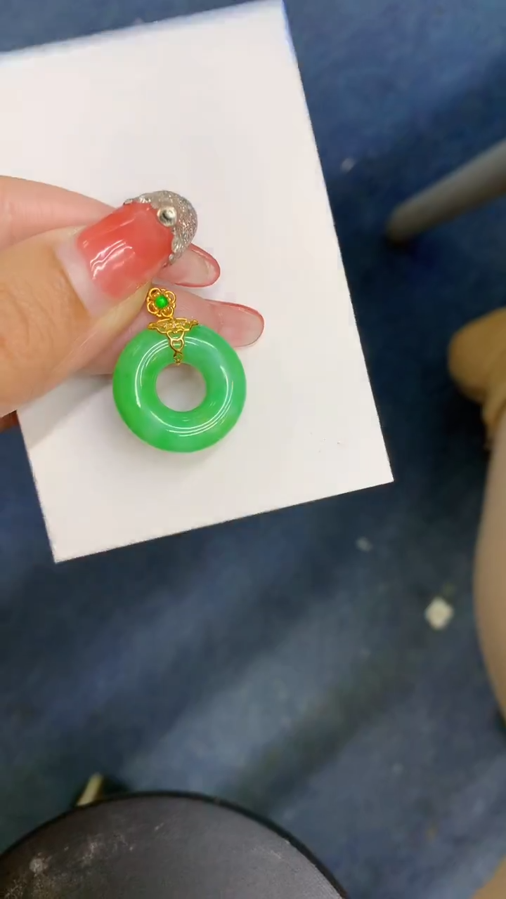 颈饰18K金镶嵌翡翠1`1