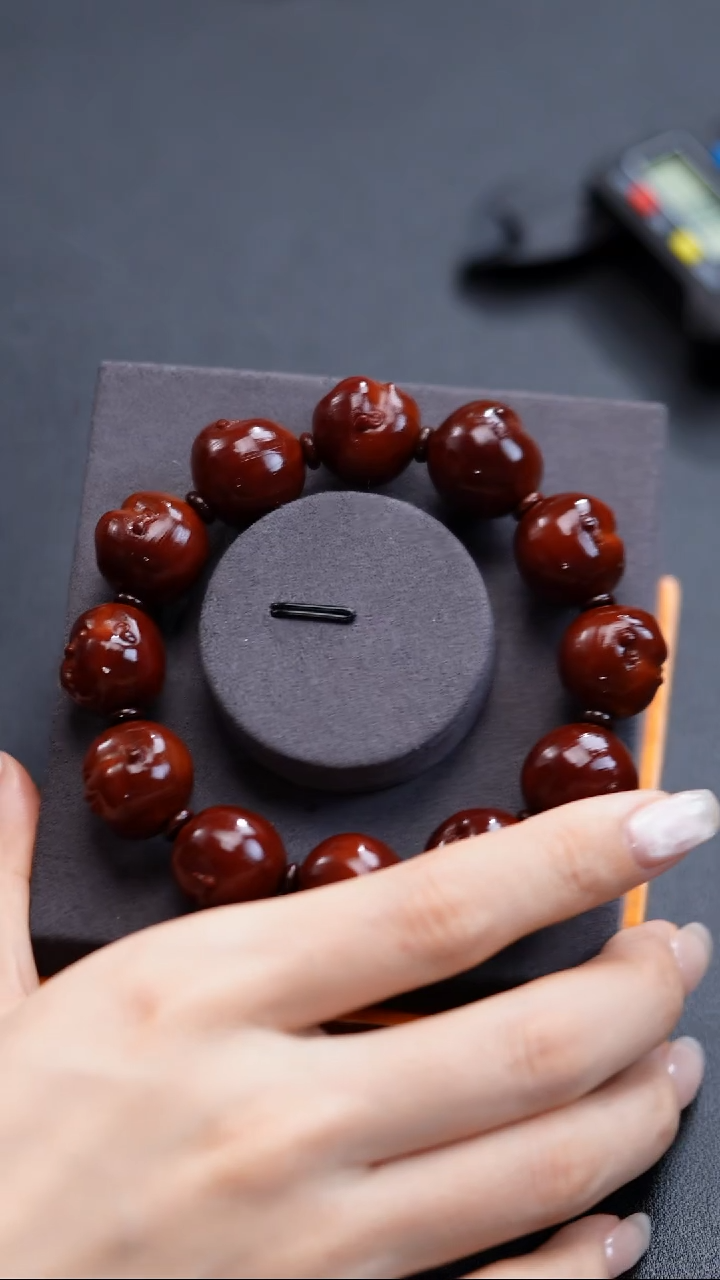 手串橄榄核为**尊百态18