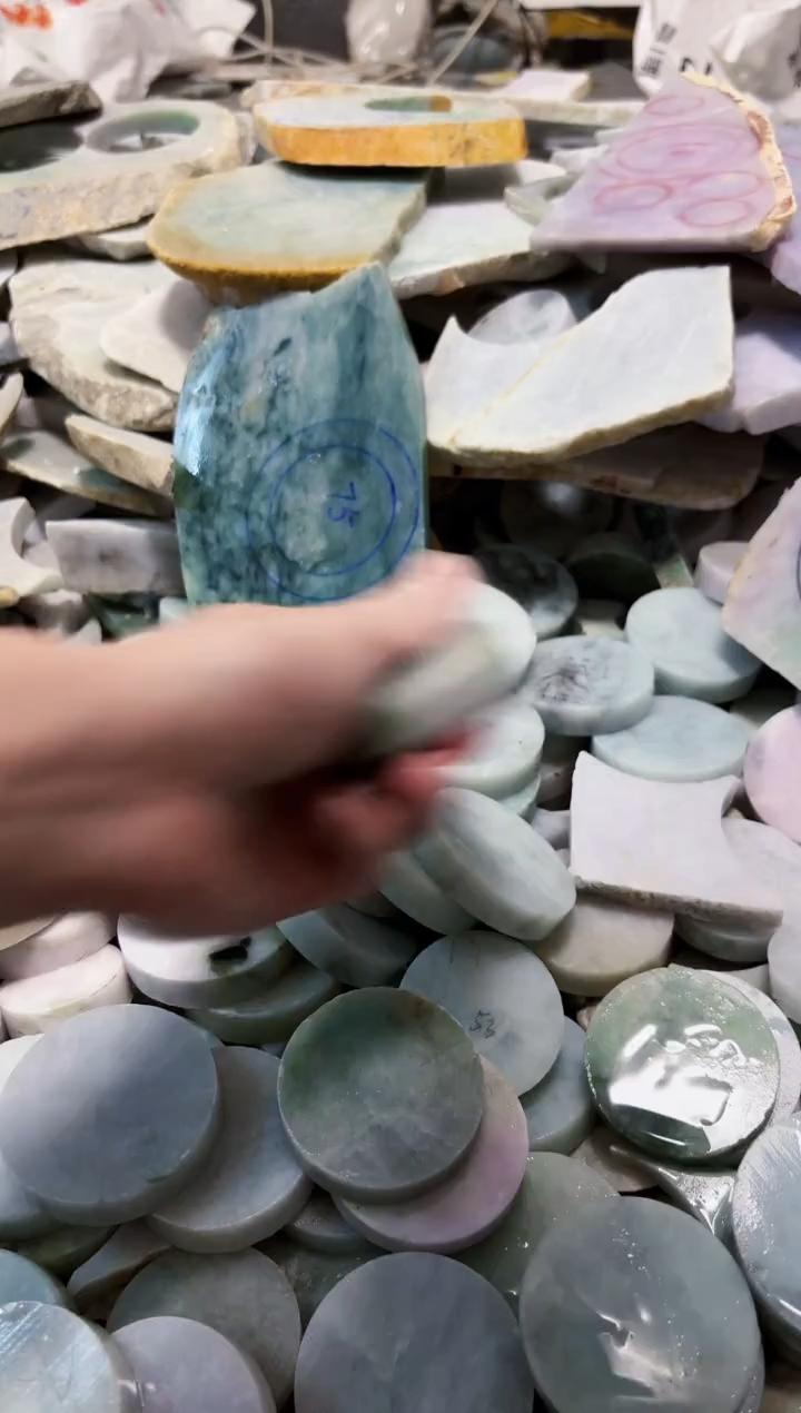 【闪购商品】翡翠颈饰未镶嵌A货吴玉1971