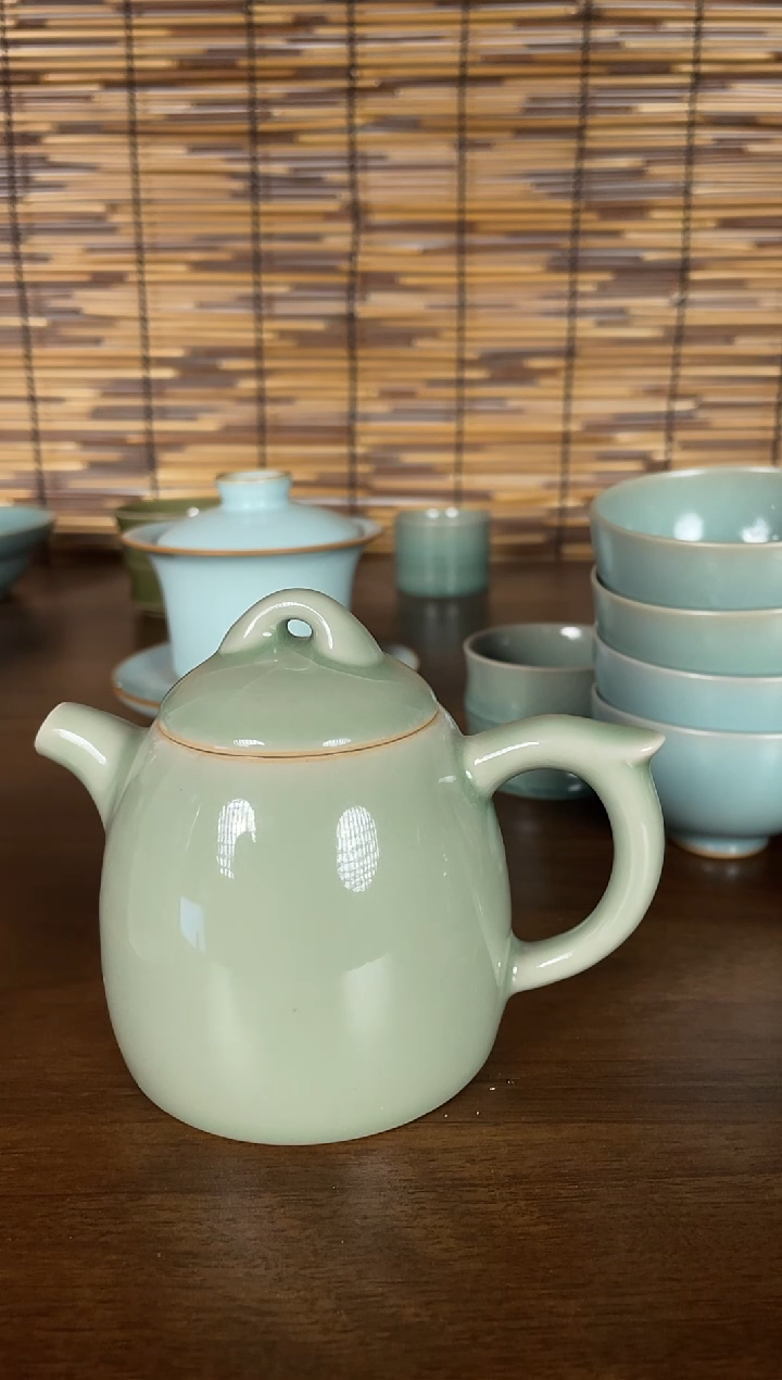 其他瓷石**在青绿釉秦权壶