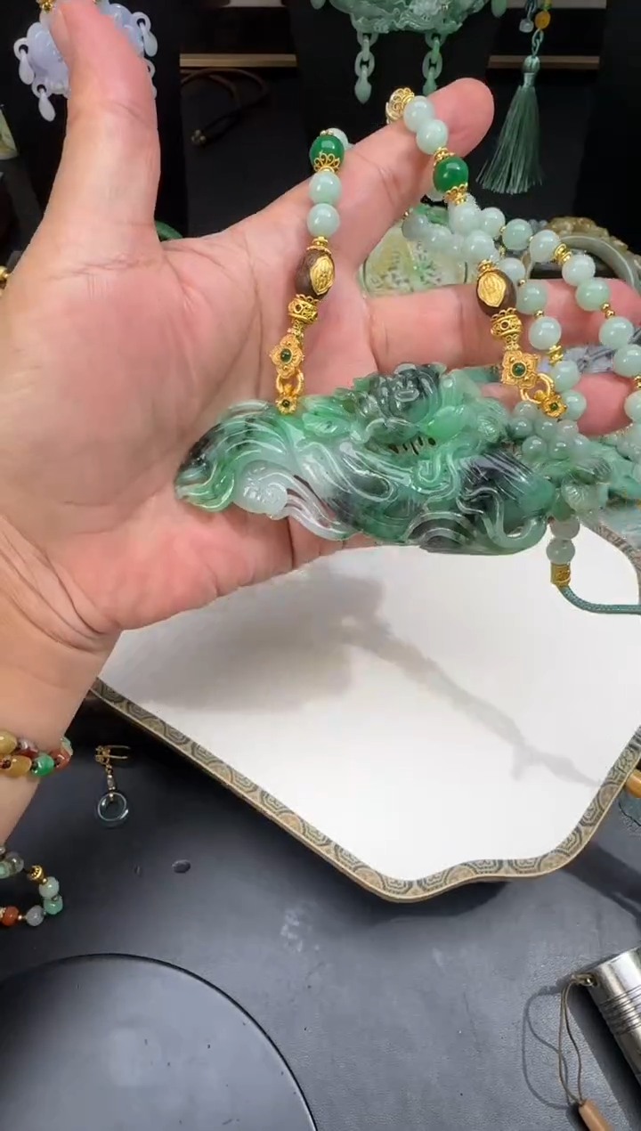 【闪购商品】翡翠未镶嵌颈饰拍照