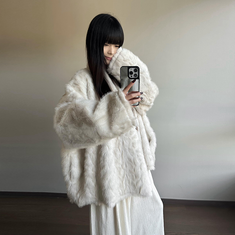 云雾石狐厚实保暖蝙蝠袖皮毛一体披肩式外套女慵懒顺滑环保毛大衣