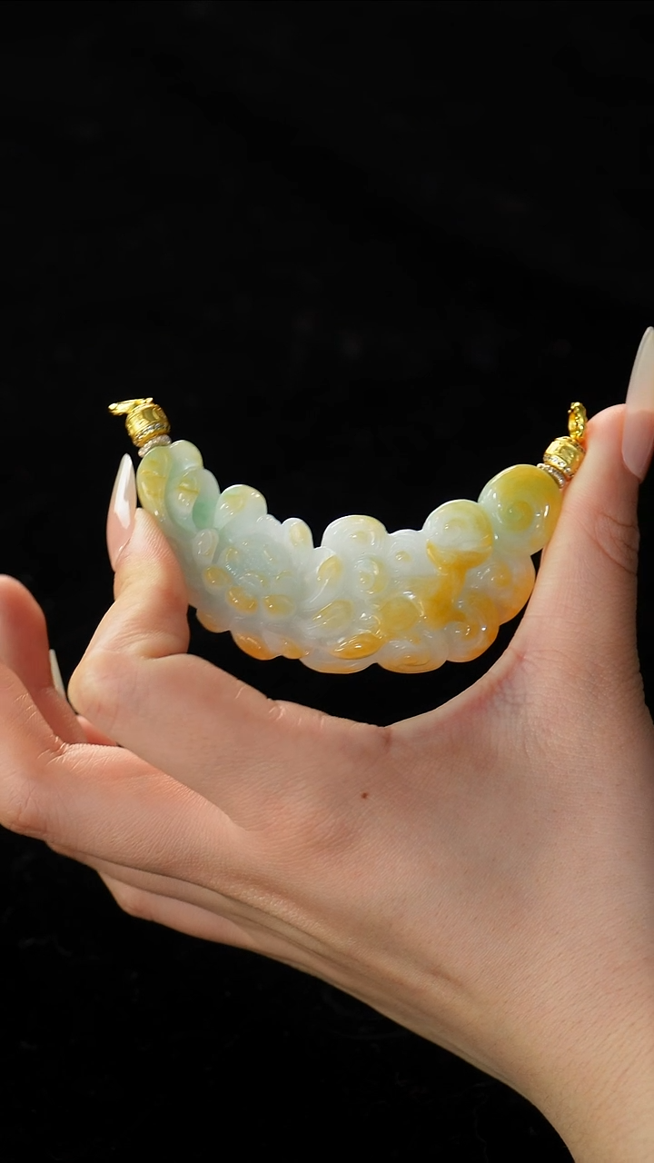 【闪购商品】翡翠未镶嵌颈饰特色黄加绿九尾弯弯