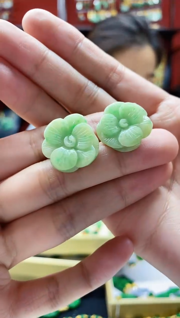 颈饰未镶嵌翡翠耳坠