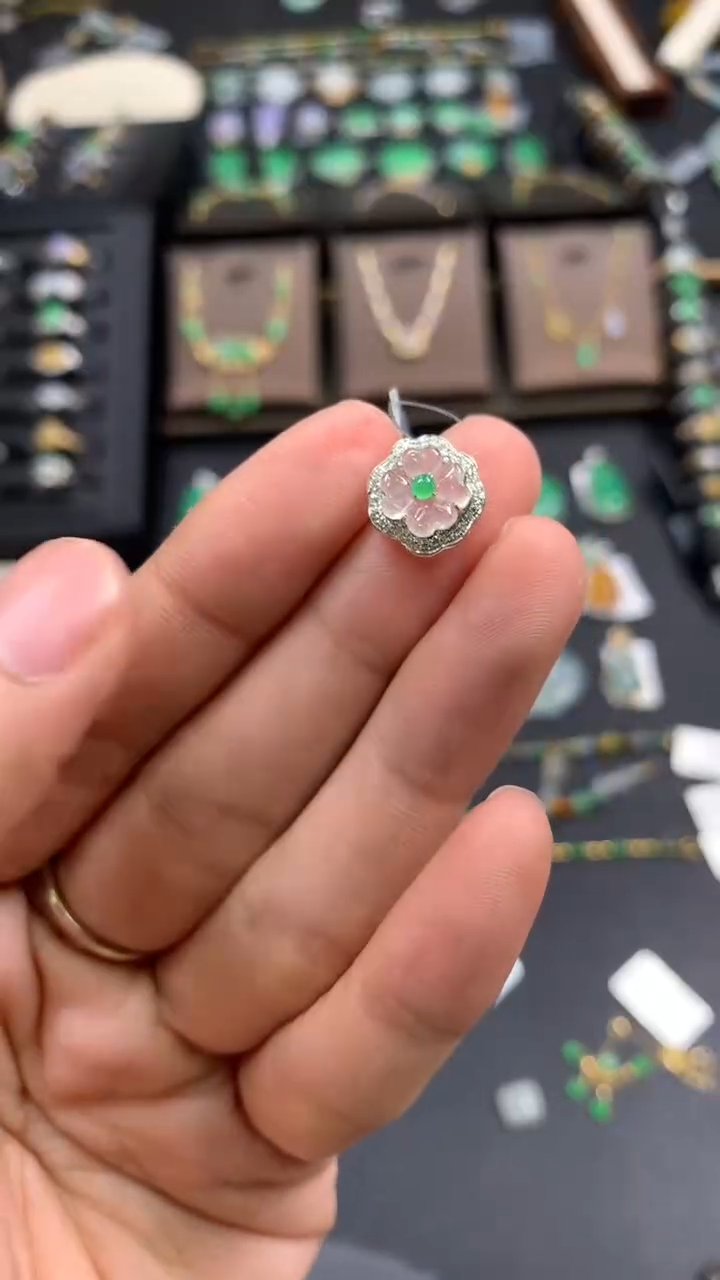 颈饰18K金镶嵌翡翠18223