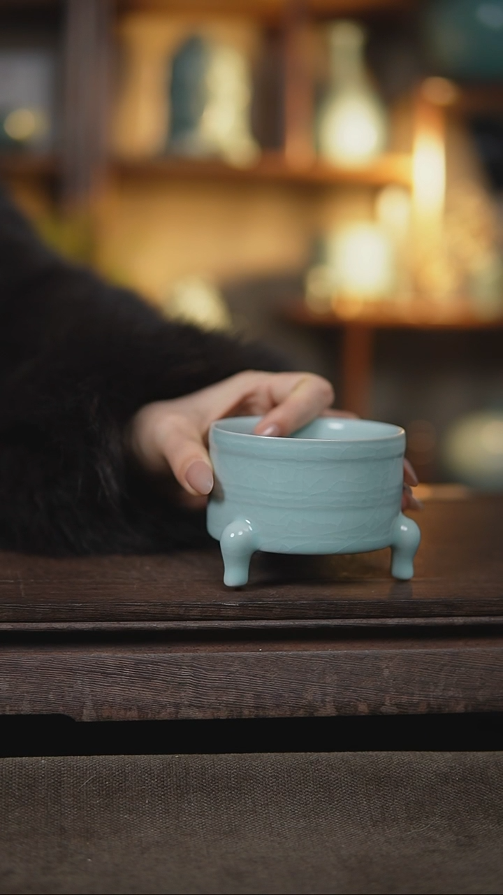 【闪购商品】杯仿古月白纯手工三足樽瑕