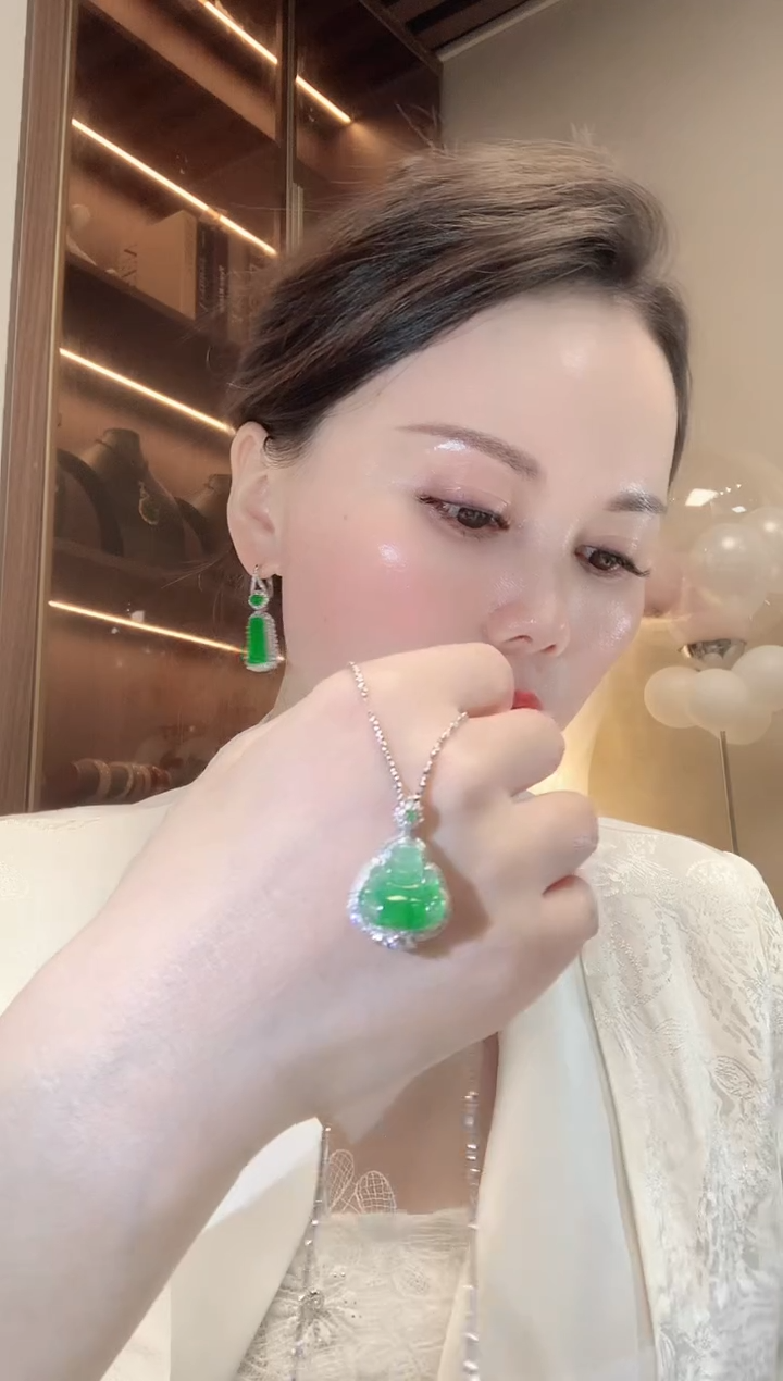 【闪购商品】翡翠吊坠(不含链)18K金镶嵌A53 