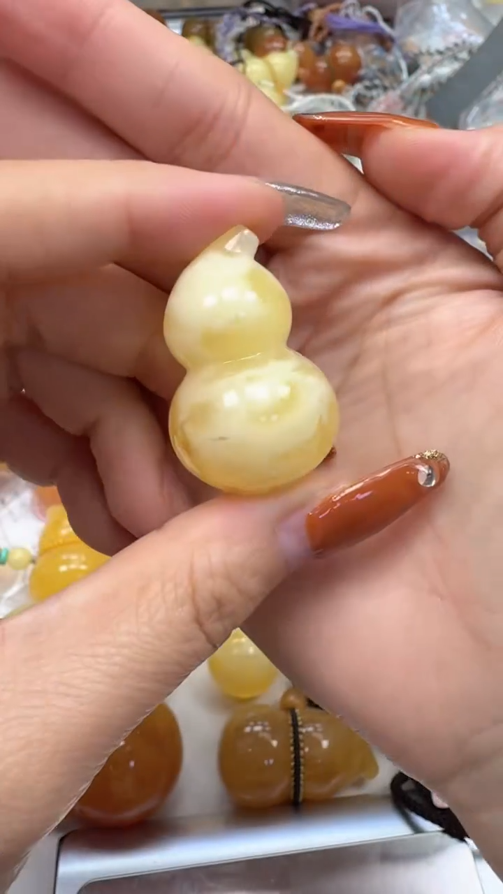 裸石琥珀未镶嵌黑**棉如图