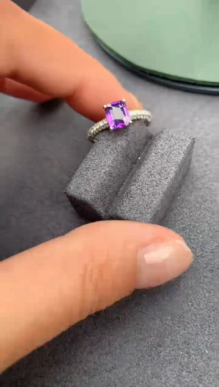 【闪购商品】彩色蓝宝石戒指18K金镶嵌1.5ct紫蓝宝戒指