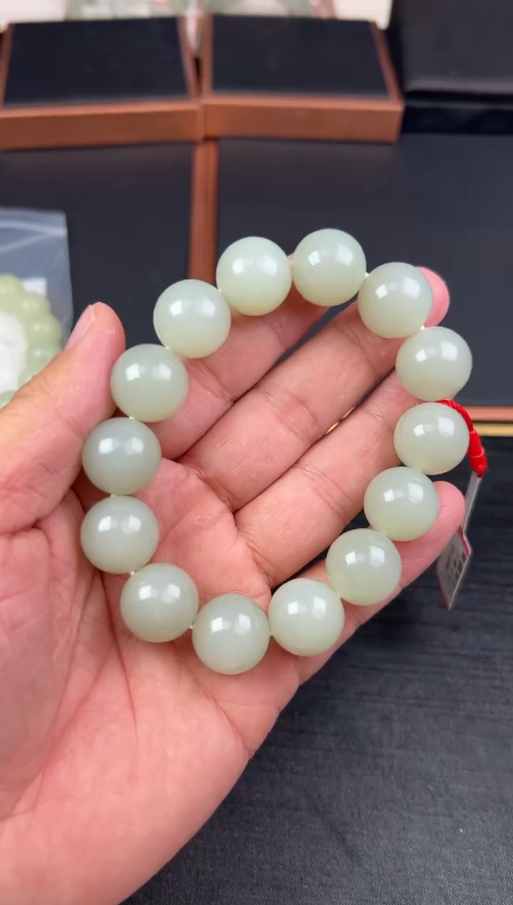 【闪购商品】和田玉手串未镶嵌且末微色差近矿16