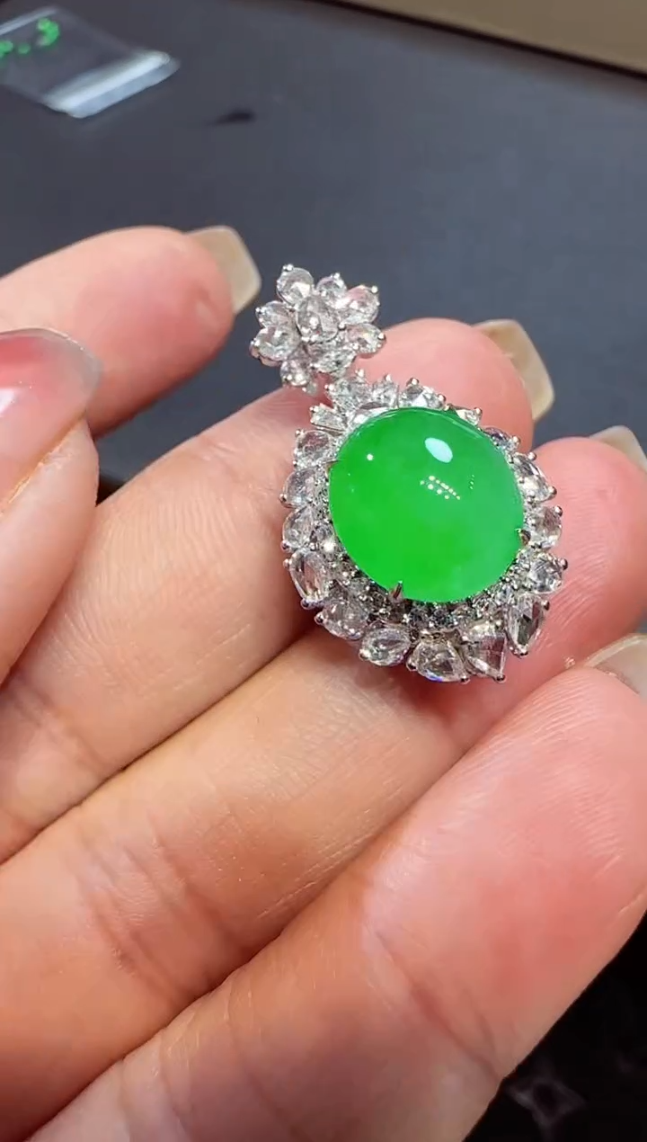 【闪购商品】翡翠吊坠(不含链)18K金镶嵌蛋面