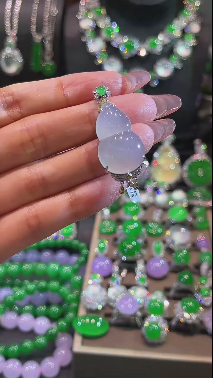 翡翠18K金镶嵌颈饰吊坠
