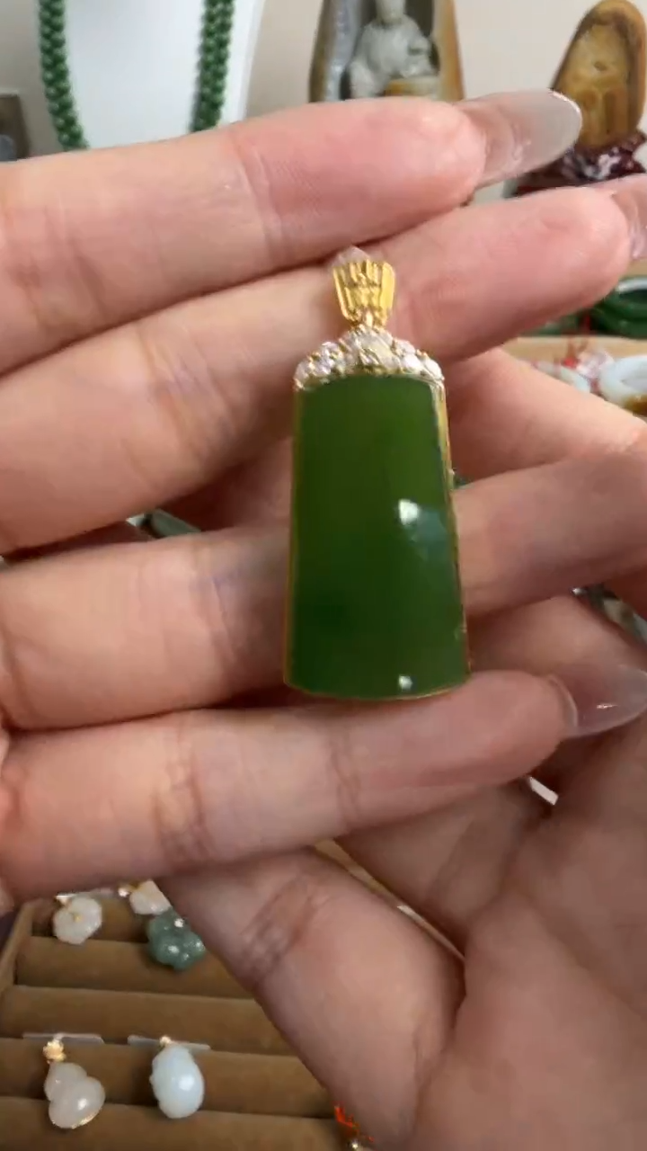 颈饰18K金镶嵌和田玉挂件