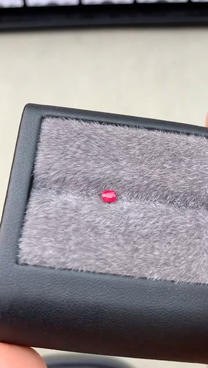 定制尖晶石裸石未镶嵌0.26ct 枕型 红色调