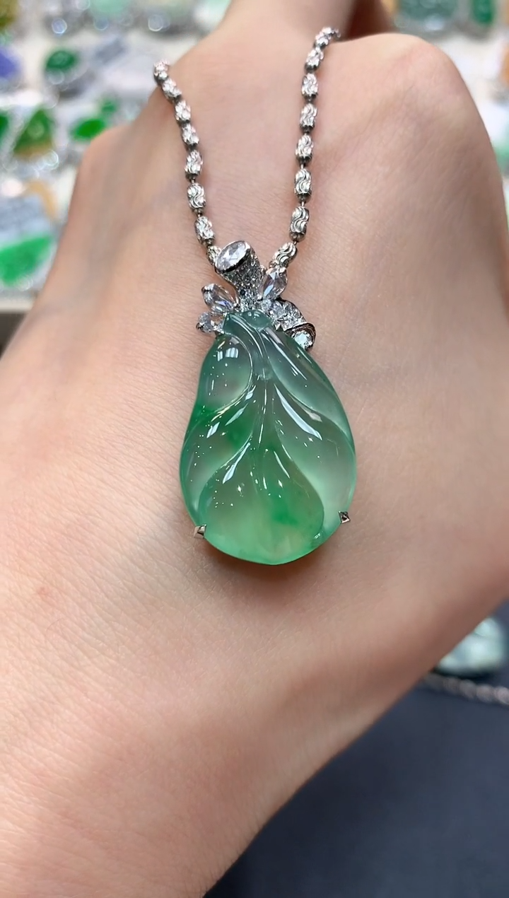 【闪购商品】翡翠吊坠(不含链)18K金镶嵌m81     