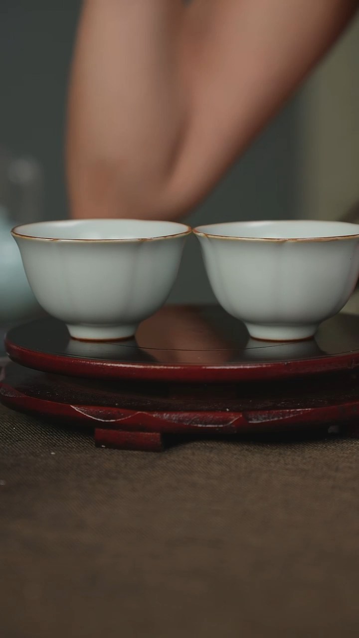 29微瑕 月白花口杯 汝瓷 主人杯一对