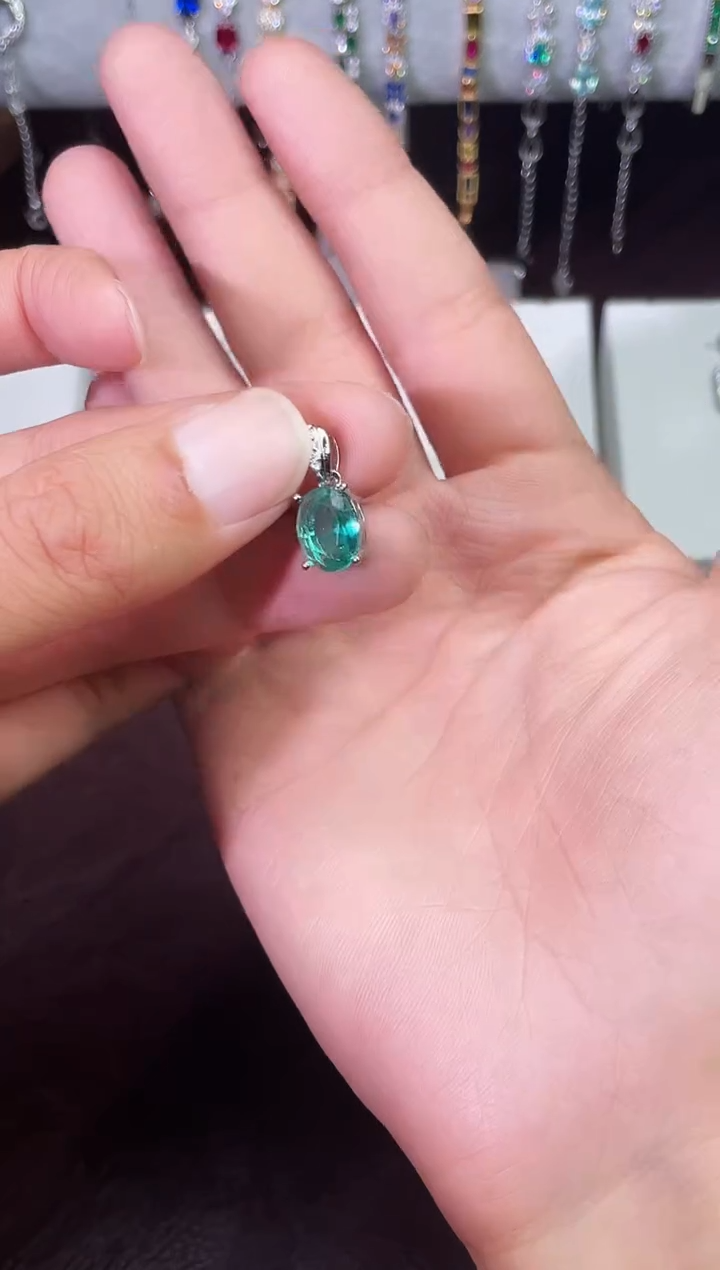 足铂镶嵌合成（培育）蓝宝石吊坠(赠链)湖水绿吊坠