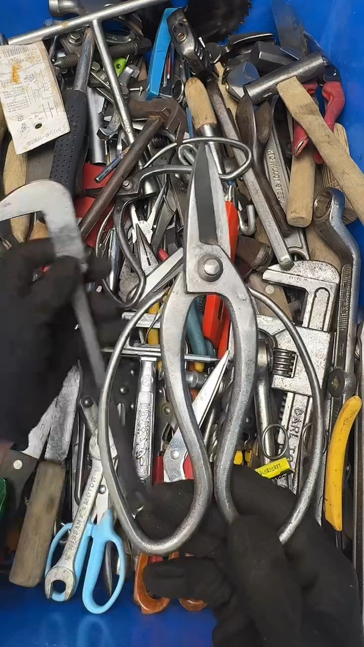 水****鱼五金工具百货，螺丝刀凿子剪子等