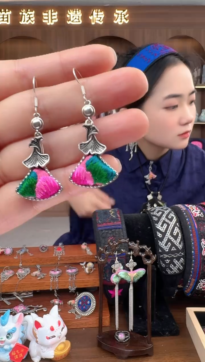 【闪购商品】织绣扶光苗绣传承205