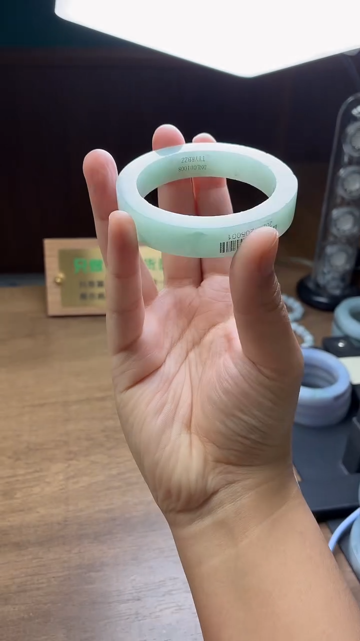 未镶嵌手镯定制翡翠小*蚁定制
