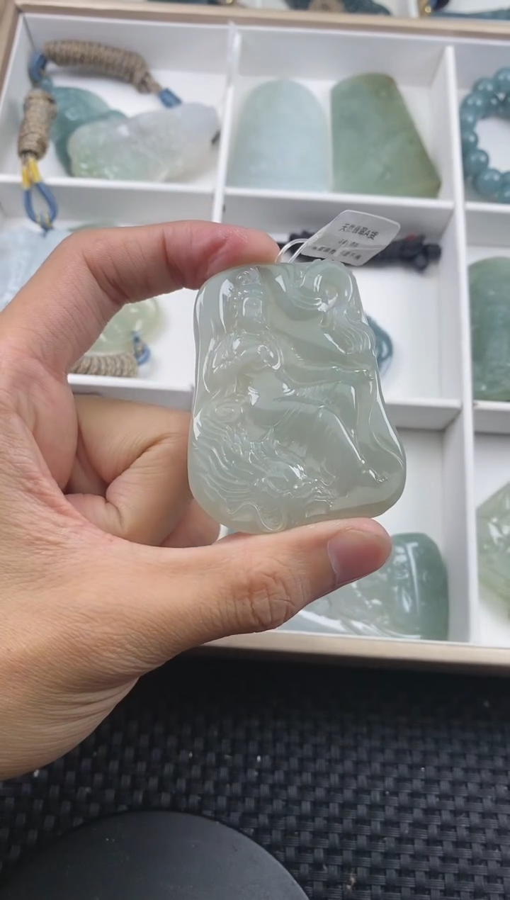 翡翠未镶嵌颈饰 