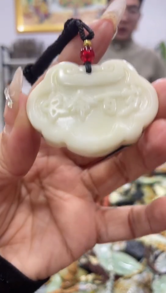 未镶嵌蛇纹石玉吊坠    