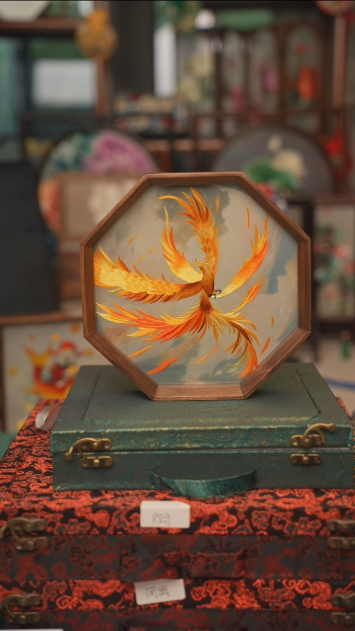 犏牛皮（革）苏绣双面绣八角台屏胡桃木框大号20CM