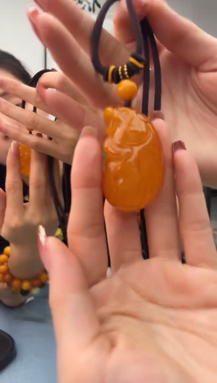 【闪购商品】蜜蜡珠宝奇石未镶嵌微瑕配绳，假一罚十020