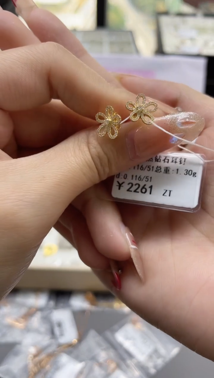 【闪购商品】钻石耳饰18K金镶嵌剪断标绳不退不换