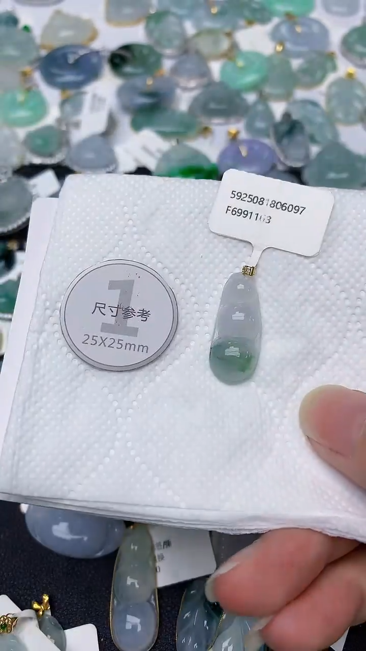 颈饰18K金镶嵌翡翠天然A货翡翠