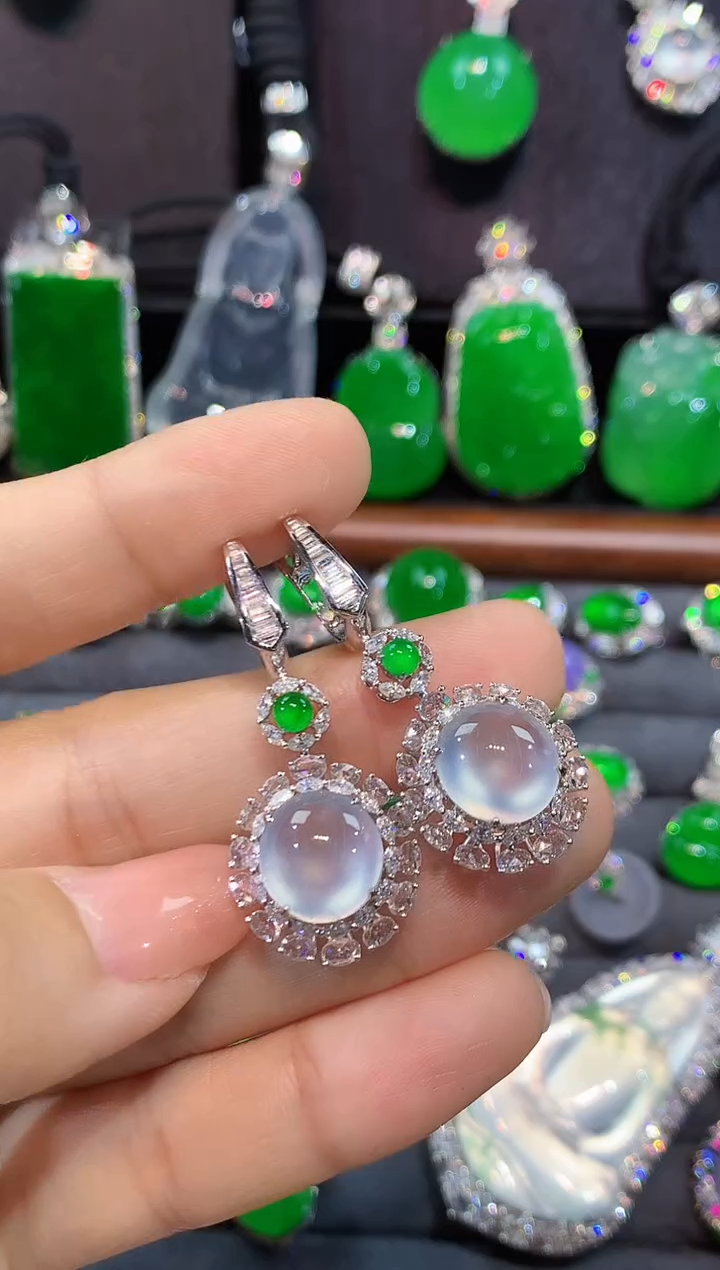 18K金镶嵌翡翠耳饰耳包