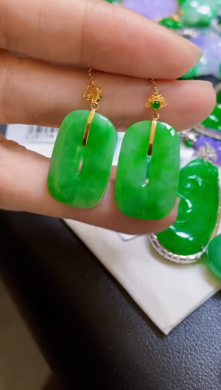 颈饰18K金镶嵌翡翠耳饰