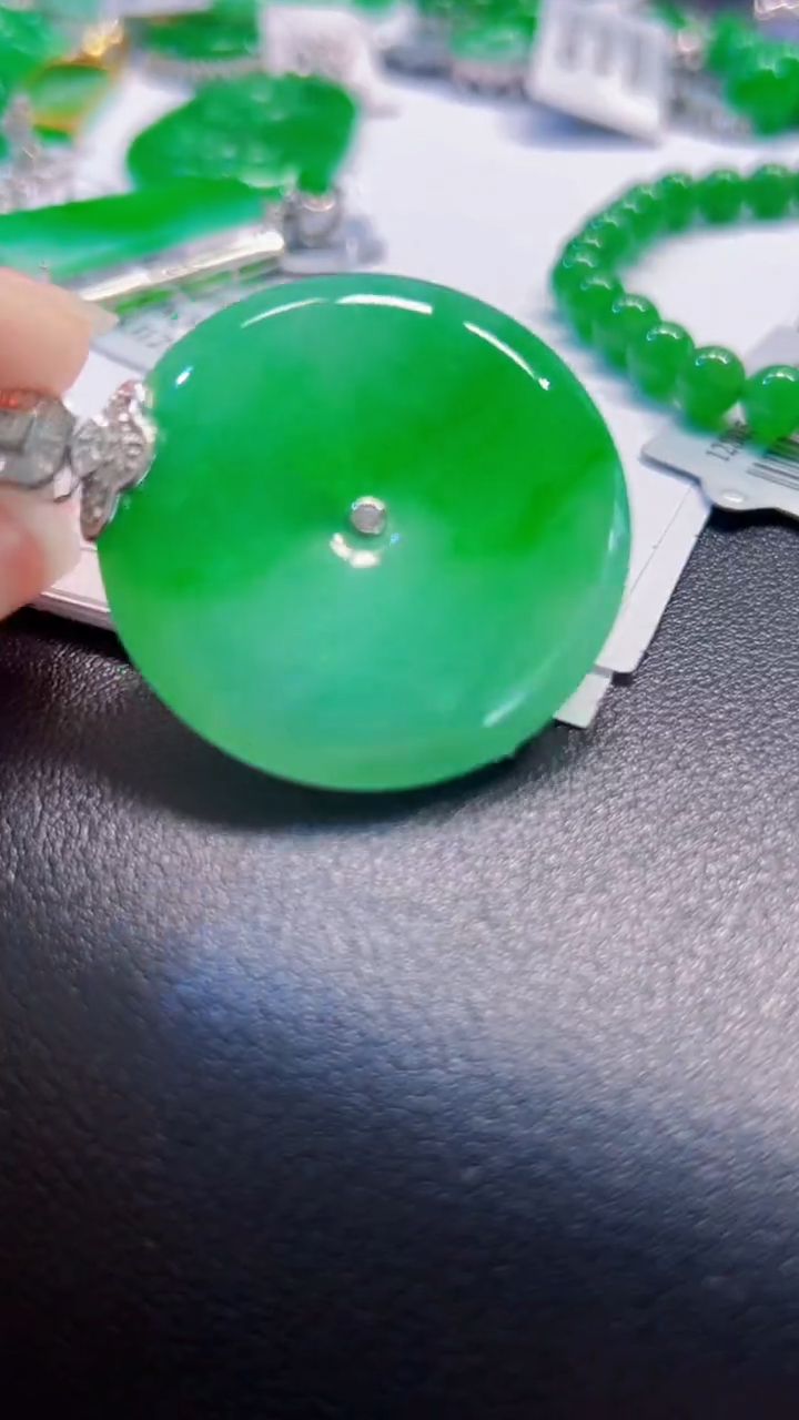 颈饰18K金镶嵌翡翠扣