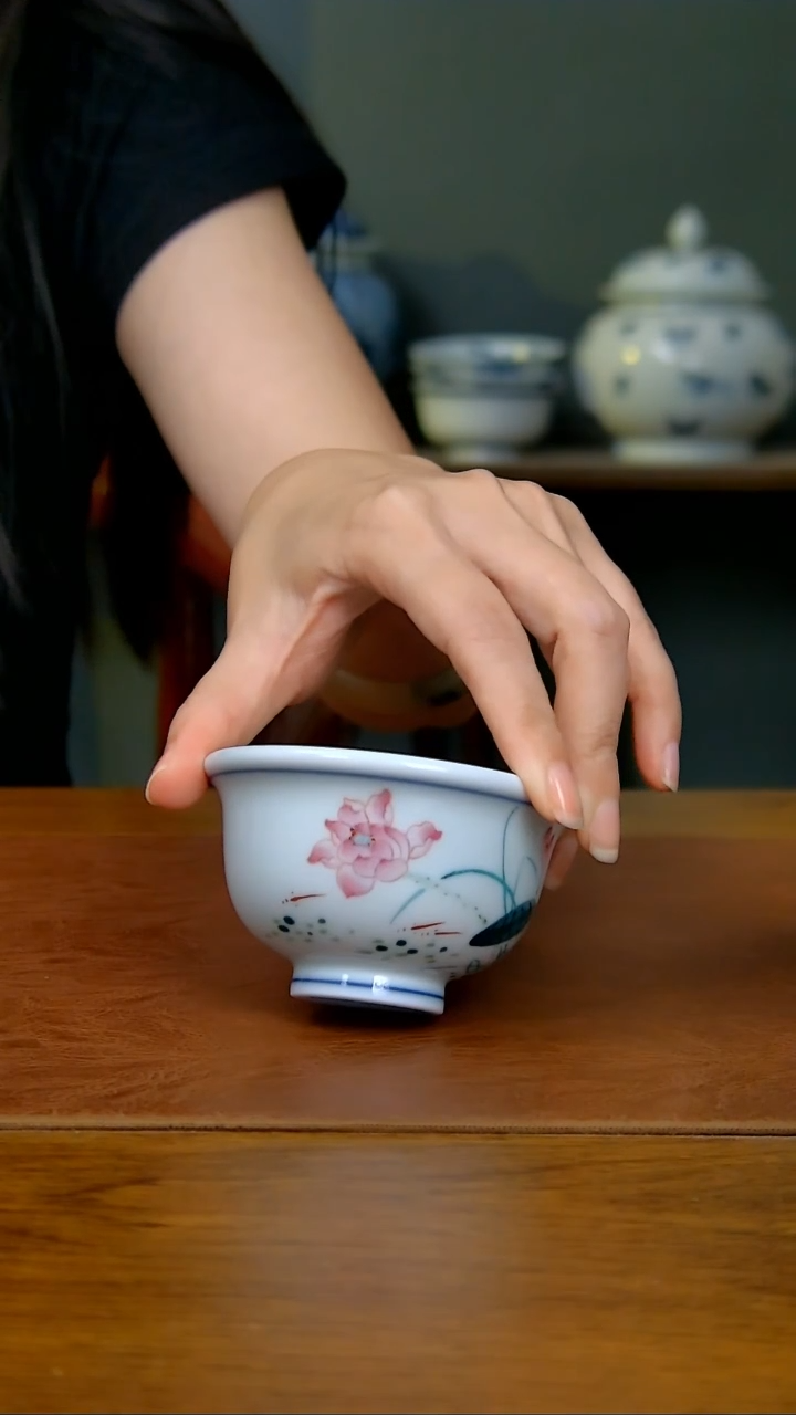 陶瓷写意白胎小压手杯（荷花）（柴窑）