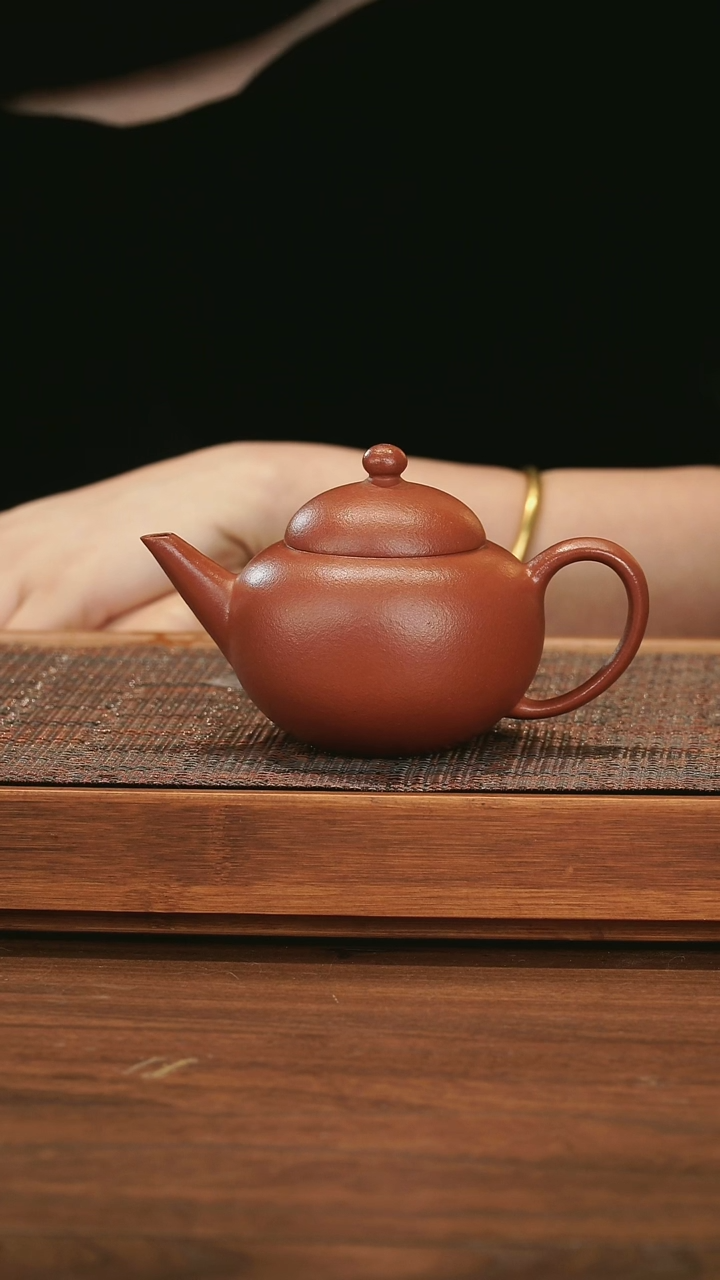 【闪购商品】紫砂茶壶 水平 宝山红降坡 200cc