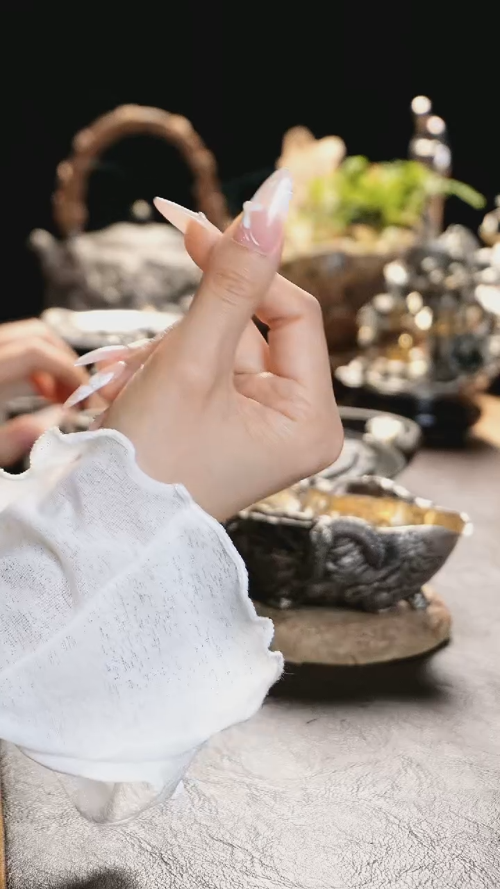 【闪购商品】境秋千里江山龙手抓壶