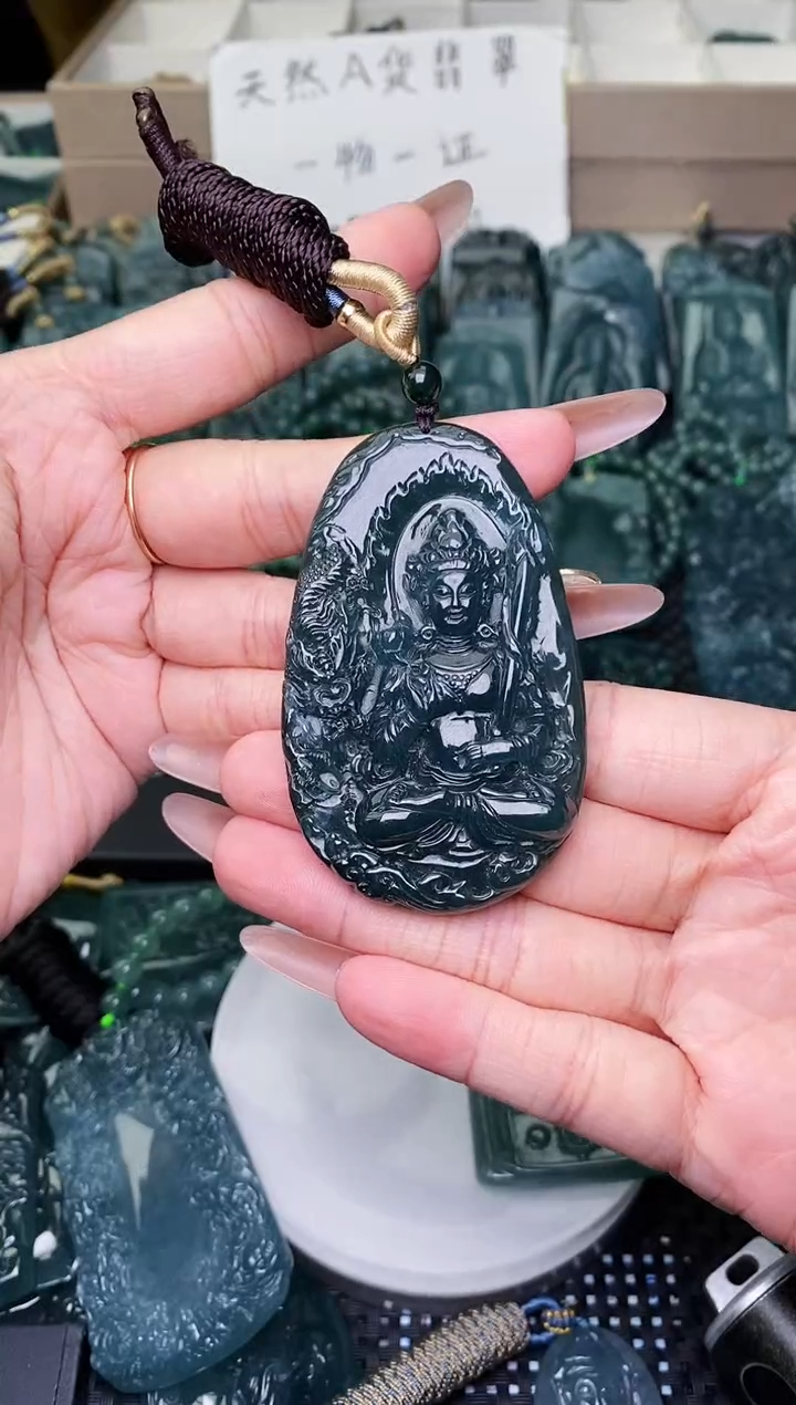 颈饰未镶嵌翡翠 