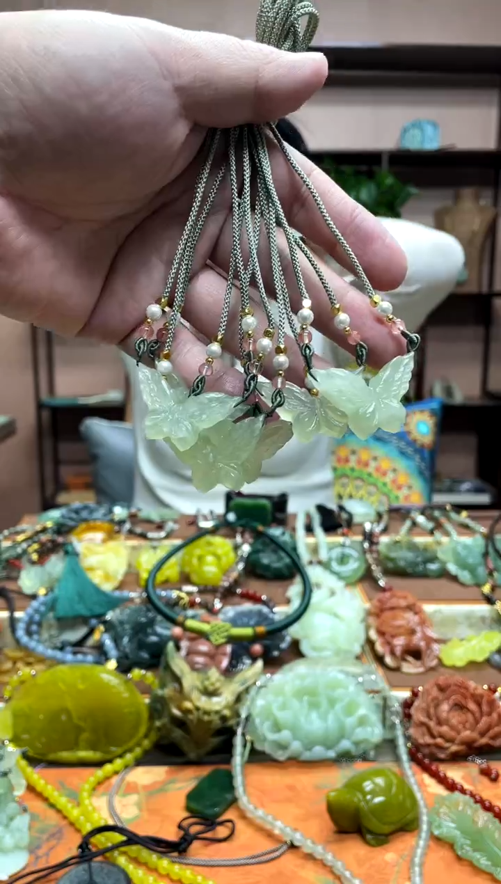 未镶嵌岫玉颈饰多样性发货发其中之一