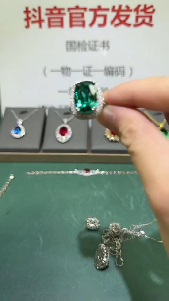 18K金镶嵌戒指祖母绿1