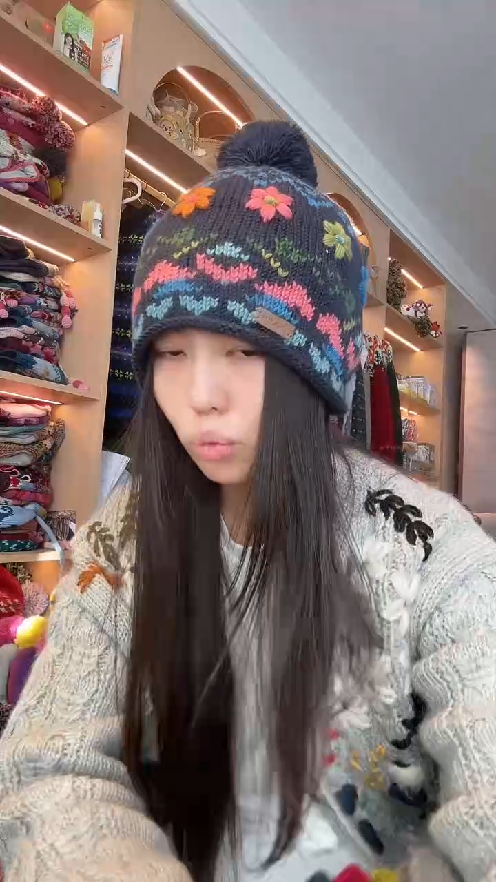 羊毛蓝色刺绣帽  