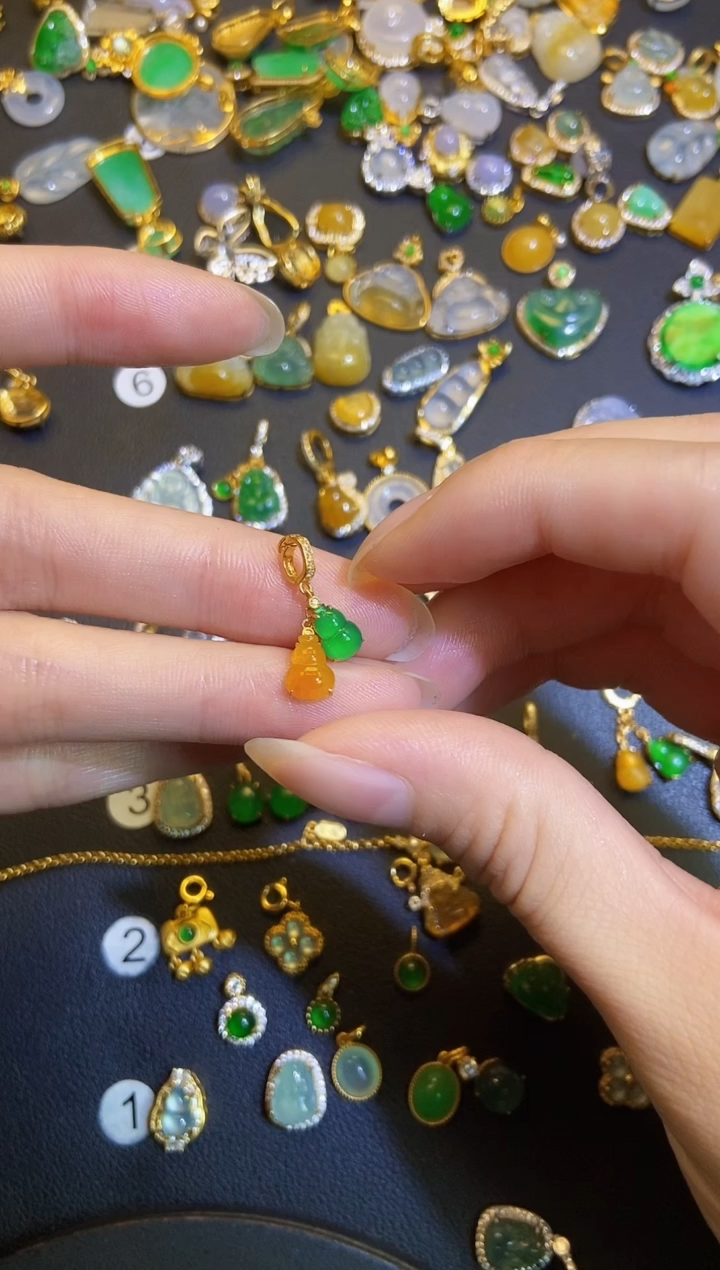 吊坠(不含链)18K金镶嵌翡翠三***?1