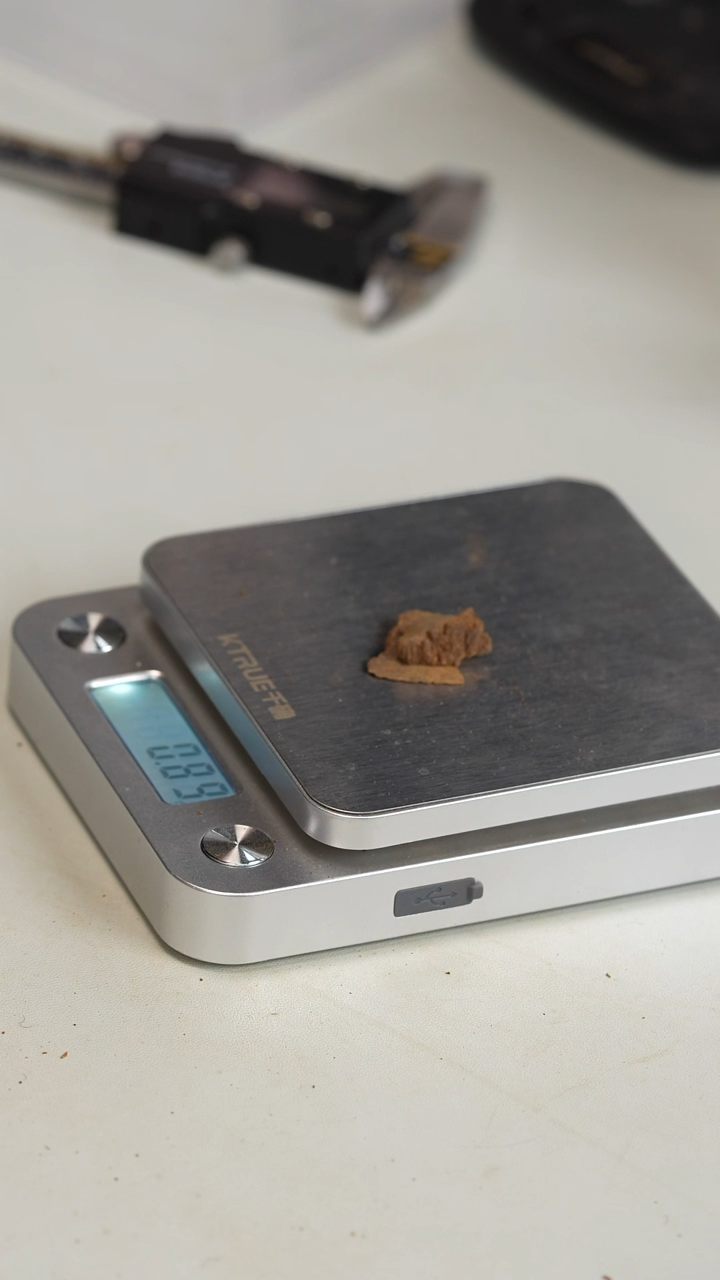 沉香沉香碎屑富森红土沉水料1克