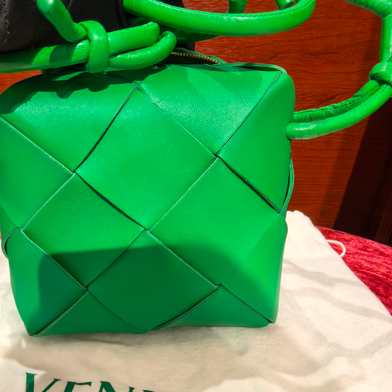 99新 BOTTEGA VENETA/葆蝶家 煜橦奢品cassette相机包鹦鹉绿芯片