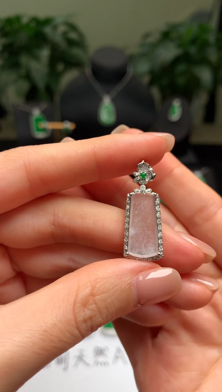 颈饰18K金镶嵌翡翠无事牌