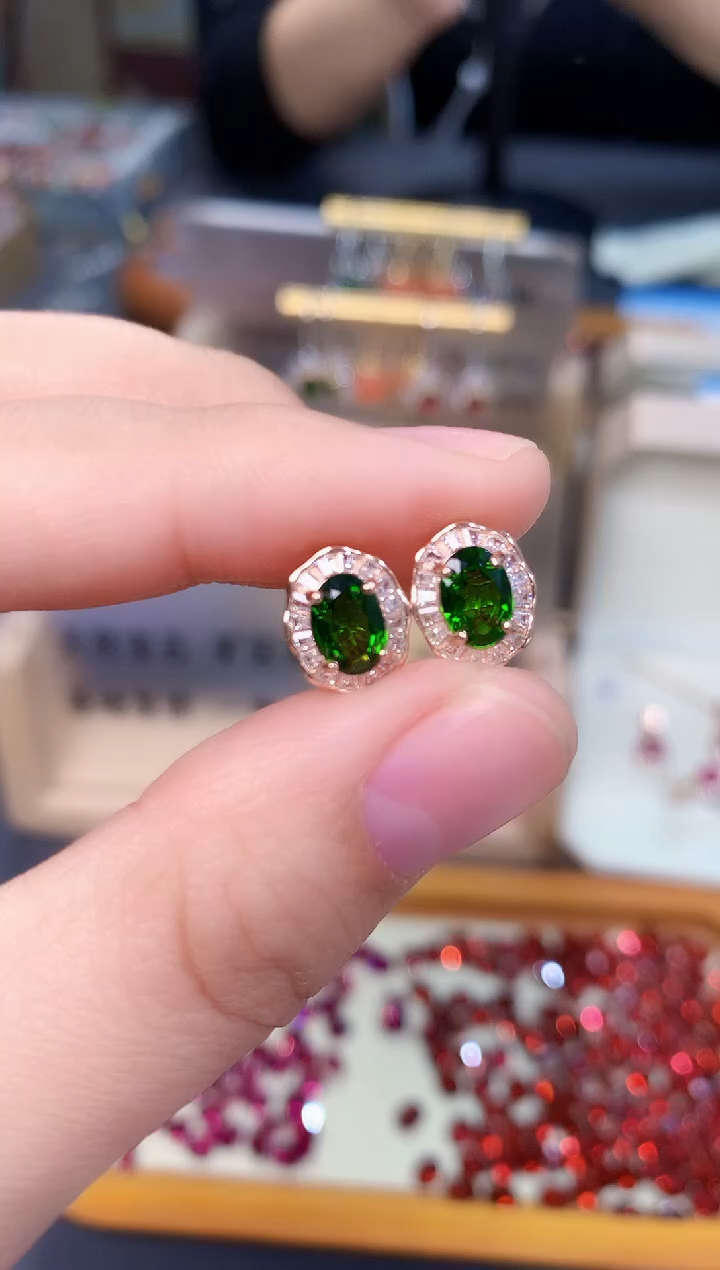 【闪购商品】透辉石耳钉银S925镶嵌天然