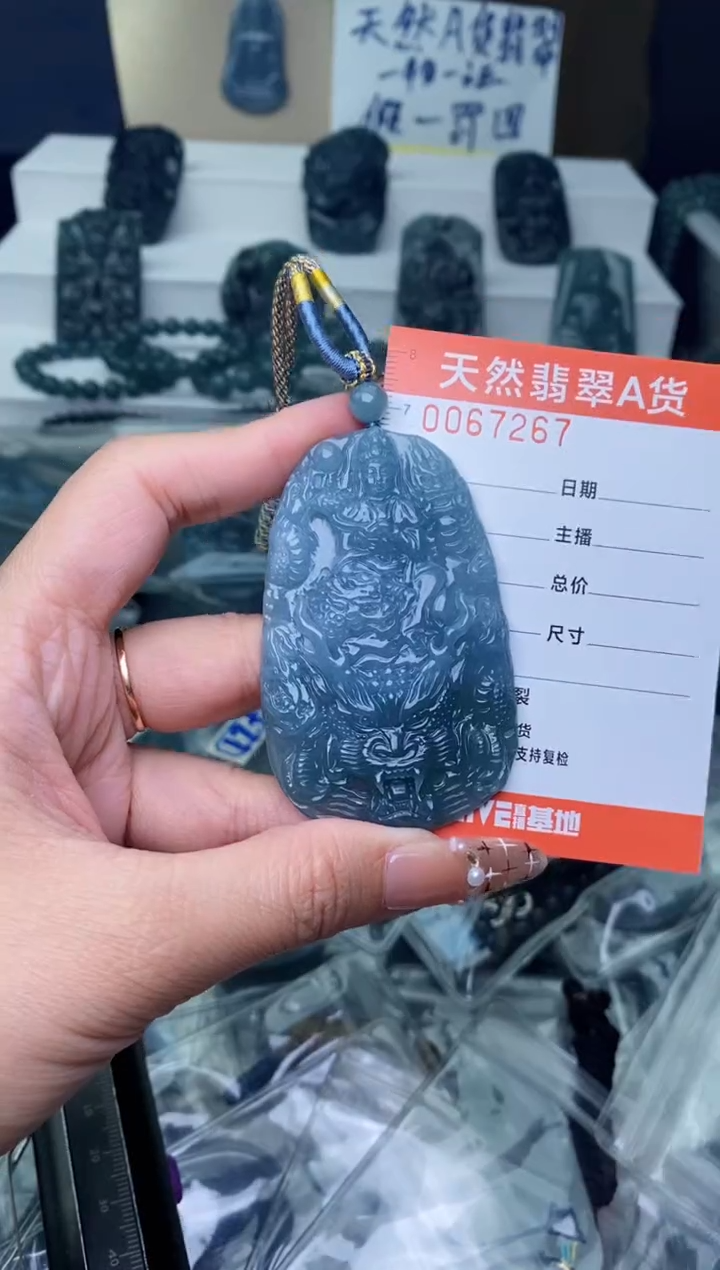 翡翠未镶嵌颈饰···········